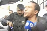 “Galo Cego” cuspiu em 2 repórteres ao ser preso por homicídio. Veja