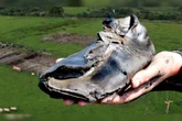Sapatos gigantes de 2 mil anos surpreendem arqueólogos na Inglaterra