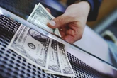 Dólar abre em alta com dados de emprego nos EUA e tarifaço no radar