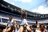 Torcedor que carregou Maradona na Copa de 1986 morre aos 68 anos