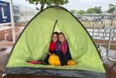 Debaixo de chuva, fãs acampam para show de Bruno Mars em Brasília