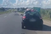 Vídeo: homem viaja no teto de carro em movimento a 100 km/h na BR-153