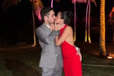João Silva aparece aos beijos com nova namorada em festa na Bahia