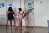 Vídeo: após falta de atendimento, mulheres promovem quebra-quebra em hospital no DF