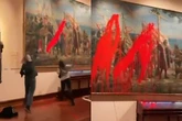 Ativistas são presas após jogar tinta em quadro de Cristóvão Colombo
