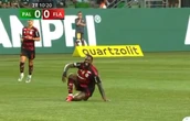 Gerson deixa campo de maca e vira dúvida para Ancelotti. Veja lance