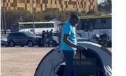 Com fita na boca, deputado do PL monta cabana na frente do STF; vídeo
