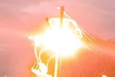 Homem cai de poste após sofrer 3 descargas elétricas. Vídeo