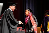 Idosa volta a estudar e recebe o 1º diploma de graduação aos 90 anos
