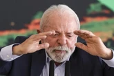 A bola está nos pés de Lula para que ele bata o pênalti sem goleiro