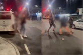 Vídeo: homem é agredido por 3 PMs após ser barrado em bar de Santos