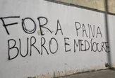 Torcida do Botafogo picha muros do Nilton Santos em protesto. Veja