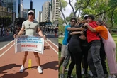 Influencer viraliza com vídeos em que oferece abraços vendado em SP