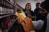 PR: Procon apreende 118 garrafas de bebidas suspeitas de falsificação