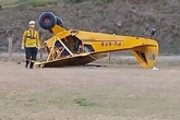 Uma pessoa morre e outra fica gravemente ferida em queda de avião