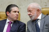 Após corte de cargos, Motta atua para renegociar espaços do Centrão no governo