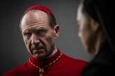 Crítica: Conclave se credencia ao Oscar por brilho de Ralph Fiennes