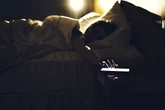 Saiba qual hábito pode fazer você perder 24 min de sono todos os dias