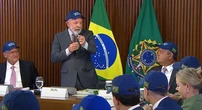 Lula e ministros exibem boné em reunião: “O Brasil é dos Brasileiros”