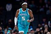 Lakers fecham troca por pivô Mark Williams, do Charlotte Hornets