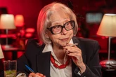 Fernanda Montenegro vive idosa que bebe e fuma escondido em nova série