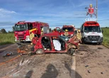 Batida entre ônibus, carro e carreta mata um e deixa dois feridos na BR-080