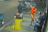 Homem é executado com 9 tiros na cabeça em frente a adega. Vídeo