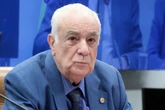 Deputado do PL contrário à urgência da anistia sobe em palco de Lula
