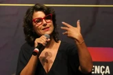 Manuela d’Ávila tem perfil punido por associar Bolsonaro à adultização