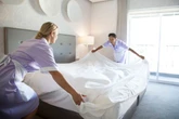 Camareiras revelam os 3 lugares mais sujos dos quartos de hotel