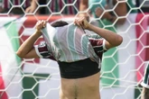 “Sutiã” masculino: saiba a função do top usado por jogadores em campo