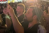Vídeo flagra Lucas Lima e atual de Sandy juntos durante show; veja