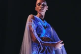 Vestido luminescente feito com algas vivas é destaque na alta-costura
