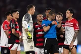 Torcedores do Flamengo detonam arbitragem nas redes sociais. Confira