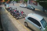 Câmera registra momento em que ciclista é lançado sobre carro no PR