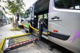 Duas vans da prefeitura que atendem PCDs são atacadas com pedras em SP