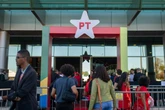 Encontro do PT tem Dirceu tietado e boné “patriota” por R$ 60