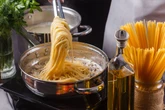 Chef responde qual o momento correto de por sal na água do macarrão
