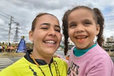 Pagadores de promessa caminham com filha, cruz e troféu até Aparecida