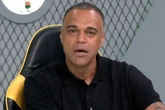 TV gigante na piscina, cinema e palco: veja como é a casa de Denilson