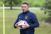 Ex-goleiro da Premier desafia Wayne Rooney para luta de boxe. Confira