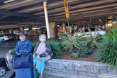 Família denuncia Latam por abandono de casal de idosos em aeroporto