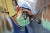 Cirurgiões reanimam coração de bebê fora do corpo durante transplante
