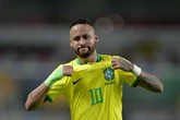 Neymar recebe presente da CBF por artilharia com a Seleção Brasileira