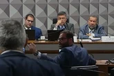 CPMI do INSS: senador manda deputado "se foder" e mostra dedo do meio. Vídeo