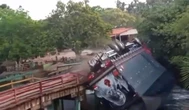 MA: ponte desaba no momento em que caminhão fazia travessia. Vídeo