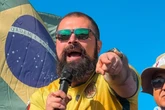 Deputado da bancada da bala quer liberar armas dentro de aviões
