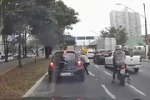 Gangue da cotovelada: dupla em moto rouba motorista no trânsito. Veja