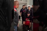 Vídeo: Pulgar chega ao Rio em cadeira de rodas após lesão no Mundial
