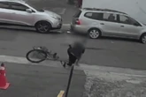 Pai e filha perseguem e agridem ciclista em briga de trânsito. Veja